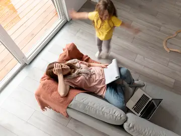 Una madre trabajando y criando Una madre trabajando y criando