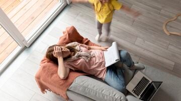 Una madre trabajando y criando