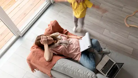 Una madre trabajando y criando Una madre trabajando y criando
