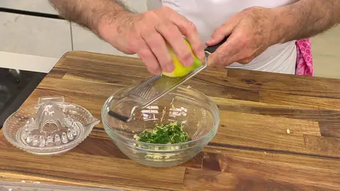 Agrega la mantequilla a punto de pomada Agrega la mantequilla a punto de pomada