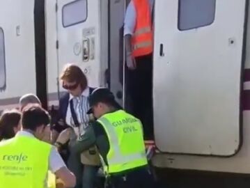 Así ha sido el rescate de pasajeros en Gomecello, Salamanca, tras quedar parado por el apagón eléctrico