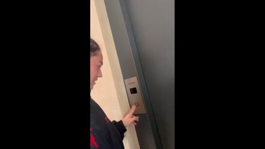 La nieta llamando a su abuelo
