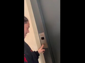 La nieta llamando a su abuelo