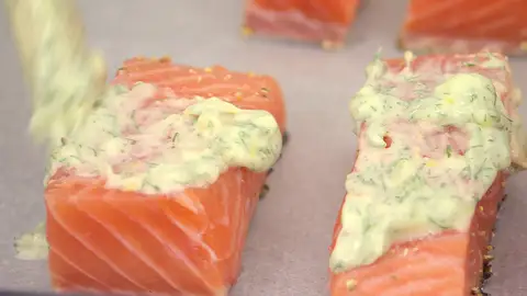 Úntalos con la mezcla de ajo, mantequilla y eneldo Úntalos con la mezcla de ajo, mantequilla y eneldo