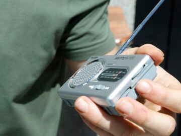 Una persona escucha una radio por pilas