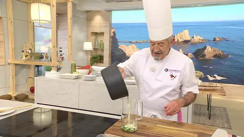 Vierte la salsa dentro y tritura los ingredientes Vierte la salsa dentro y tritura los ingredientes