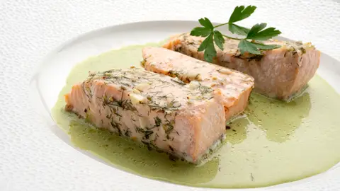 Salmón asado con salsa de albahaca Salmón asado con salsa de albahaca