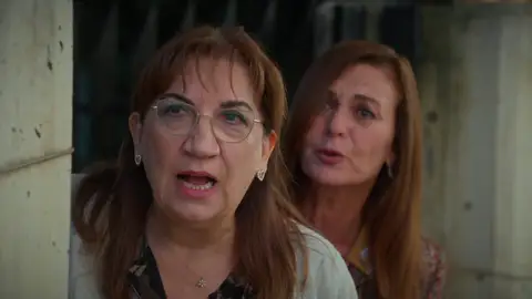 Nevra y Gülçiçek acaban detenidas tras atacar al estafador que arruinó su vida Nevra y Gülçiçek acaban detenidas tras atacar al estafador que arruinó su vida