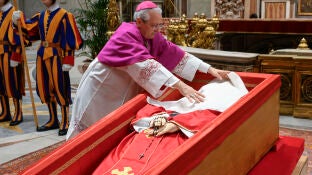 &iquest;Cu&aacute;les son los objetos depositados dentro del ata&uacute;d del papa Francisco?
