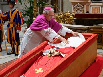 ¿Cuáles son los objetos depositados dentro del ataúd del papa Francisco?