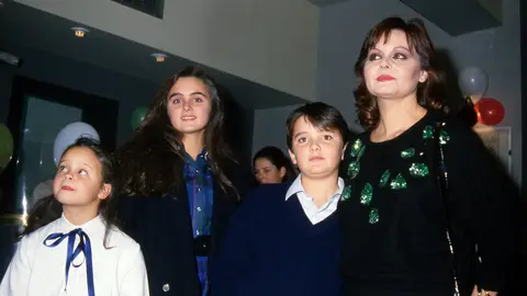 Rocío Dúrcal junto a sus hijos Carmen, Shaila y Antonio durante un acto público Rocío Dúrcal junto a sus hijos Carmen, Shaila y Antonio durante un acto público