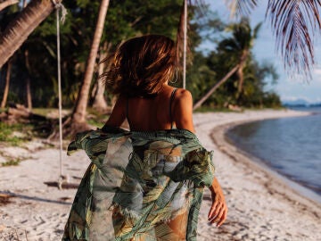 Chica en una isla