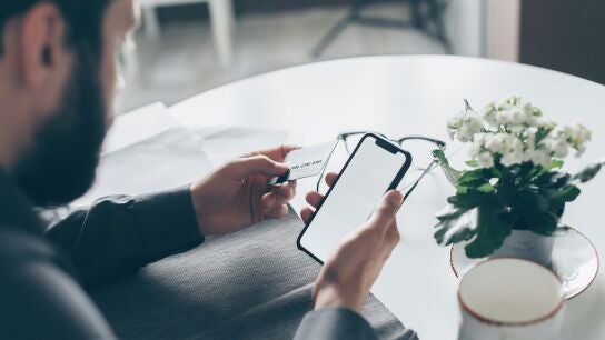 FACUA advierte de estafas telef&oacute;nicas tras el apag&oacute;n: suplantan a compa&ntilde;&iacute;as el&eacute;ctricas para robar datos bancarios