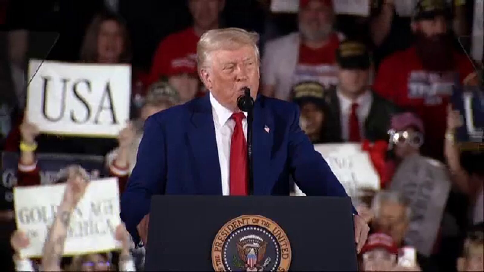 Donald Trump bromea con ser el próximo líder de la Iglesia Católica: 