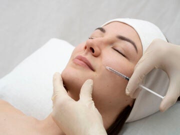 Mujer durante un tratamiento est&eacute;tico