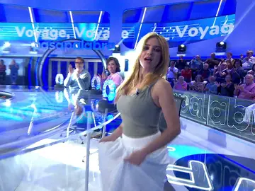 Duelos de gogós entre Paula Prendes y el Dancing Corner al ritmo de ‘Voyage Voyage’ Duelos de gogós entre Paula Prendes y el Dancing Corner al ritmo de ‘Voyage Voyage’