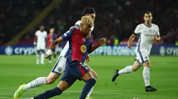 Alessandro Bastoni trata de frenar a Lamine Yamal Alessandro Bastoni trata de frenar a Lamine Yamal