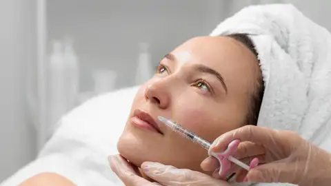 Mujer durante un tratamiento estético Mujer durante un tratamiento estético