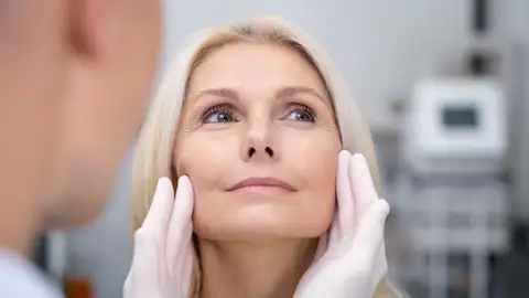 Mujer en la consulta del médico Mujer en la consulta del médico