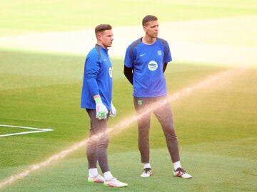 Szczesny y Ter Stegen durante el entrenamiento con el Barça