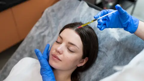 Mujer durante un tratamiento estético Mujer durante un tratamiento estético