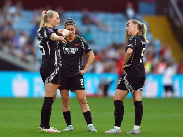 Tres futbolistas del Arsenal en un partido de la Women's Super League ante el Aston Villa