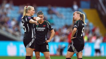 Tres futbolistas del Arsenal en un partido de la Women's Super League ante el Aston Villa