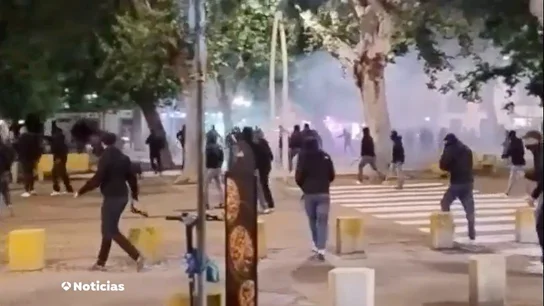 Los ultras del Betis y la Fiorentina sembraron el pánico en Sevilla Los ultras del Betis y la Fiorentina sembraron el pánico en Sevilla antes de la semifinal de la Conference League