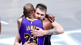 Abrazo entre LeBron James y Luka Doncic Abrazo entre LeBron James y Luka Doncic