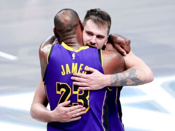 Abrazo entre LeBron James y Luka Doncic