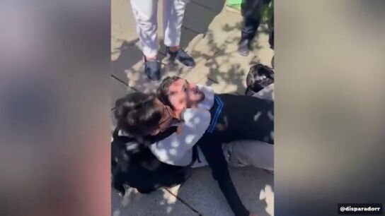 Intentan robarle en pleno centro de Barcelona y bloquea al ladr&oacute;n con la t&eacute;cnica del 'matale&oacute;n' entre aplausos