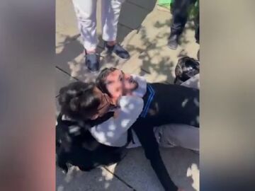 Intentan robarle en pleno centro de Barcelona y bloquea al ladrón con la técnica del 'mataleón' entre aplausos