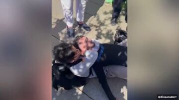 Intentan robarle en pleno centro de Barcelona y bloquea al ladrón con la técnica del 'mataleón' entre aplausos