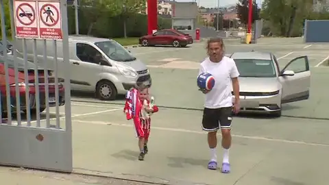 El gran gesto de Griezmann con un niño: "¿Quieres ir a ver el vestuario?" El gran gesto de Griezmann con un niño: "¿Quieres ir a ver el vestuario?"