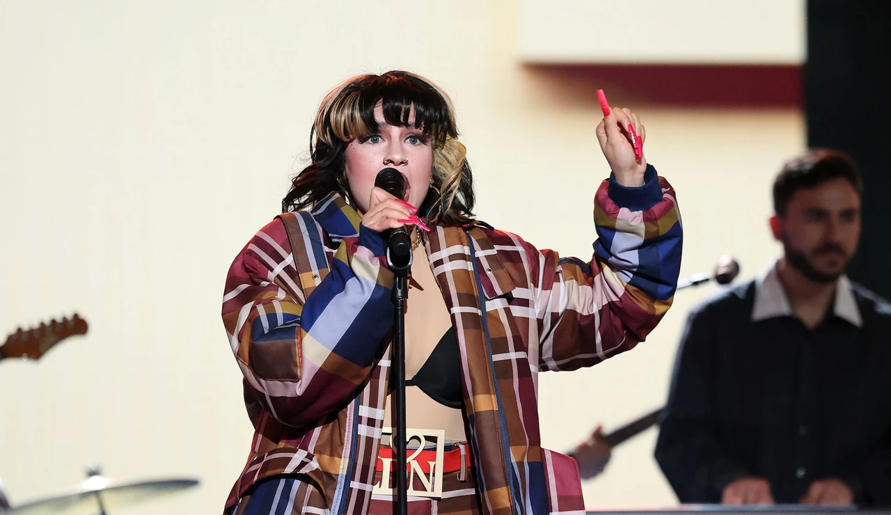 ¡Sin palabras! Esperansa Grasia deslumbra como Lola Young cantando ‘Messy’