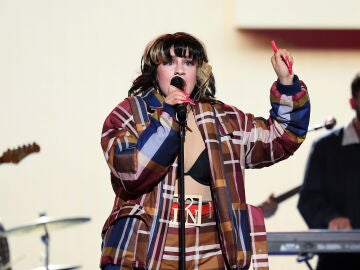 &iexcl;Sin palabras! Esperansa Grasia deslumbra como Lola Young cantando &lsquo;Messy&rsquo; 