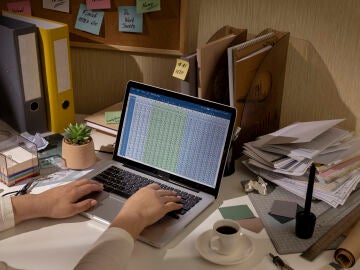 Imagen de una persona trabajando con el ordenador