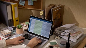 Imagen de una persona trabajando con el ordenador