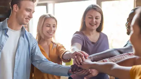 Personas participando en un retiro Personas participando en un retiro