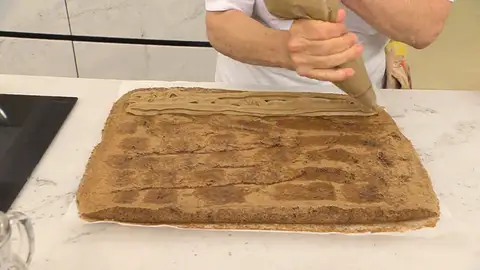 Eva Arguiñano lo vuelve a hacer: brazo gitano con crema de café y cacao que huele a gloria. Eva Arguiñano lo vuelve a hacer: brazo gitano con crema de café y cacao que huele a gloria.