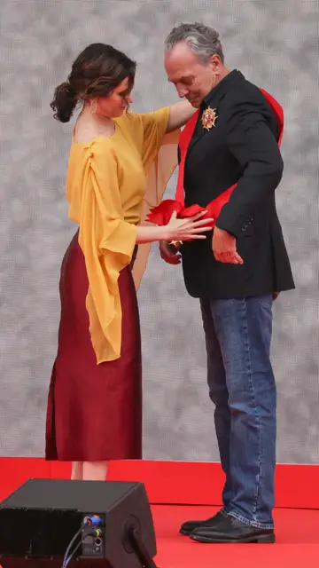 Isabel Díaz Ayuso entregando la medalla a José Coronado Isabel Díaz Ayuso entregando la medalla a José Coronado