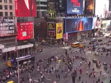 Compromís envía un mensaje a Mazón en Times Square, Nueva York: "Tenemos 228 razones para que no vuelvas"