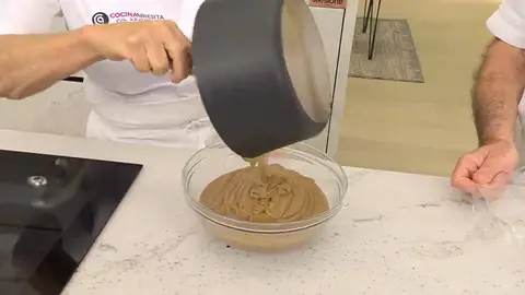 Eva Arguiñano lo vuelve a hacer: brazo gitano con crema de café y cacao que huele a gloria. Eva Arguiñano lo vuelve a hacer: brazo gitano con crema de café y cacao que huele a gloria.