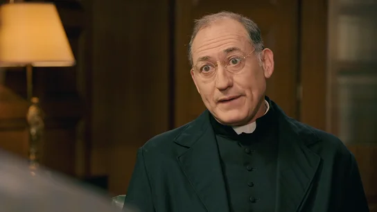 Joaquín le entrega a don Agustín un sobre con dinero para la adopción, pero el sacerdote considera que no es suficiente Joaquín le entrega a don Agustín un sobre con dinero para la adopción, pero el sacerdote considera que no es suficiente