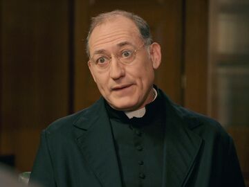 Joaquín le entrega a don Agustín un sobre con dinero para la adopción, pero el sacerdote considera que no es suficiente 