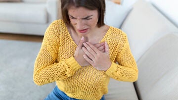 Una mujer con dolro en el corazón