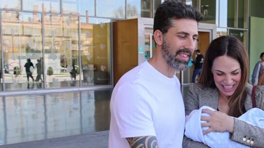 Nerea Garmendia, a la salida del hospital tras convertirse en madre