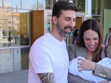 Nerea Garmendia, a la salida del hospital tras convertirse en madre