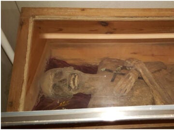 La momia del "capellán secado al aire" en su ataúd en la cripta de la iglesia de Santo Tomás de Blasenstein, Austria.