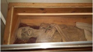 La momia del "capellán secado al aire" en su ataúd en la cripta de la iglesia de Santo Tomás de Blasenstein, Austria.
